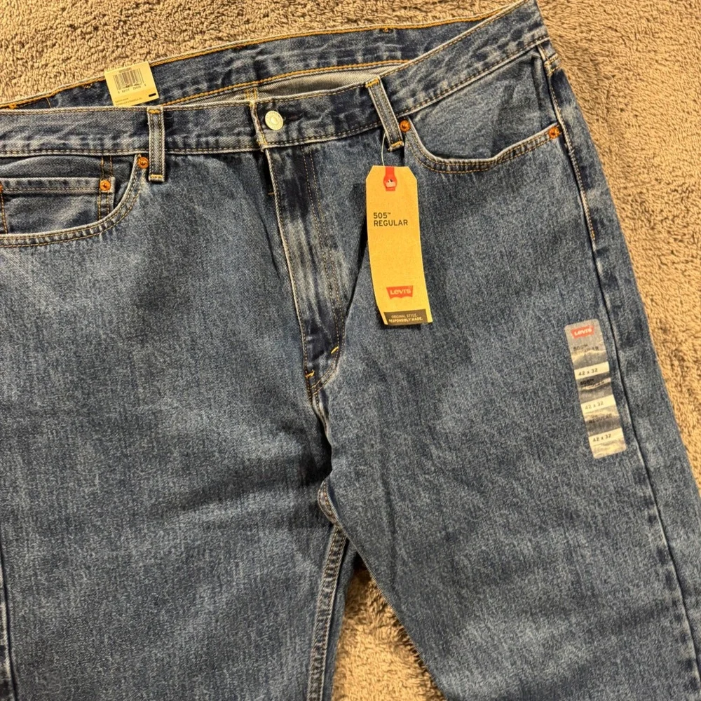 Levis 505 Regular Fit Mens Jeans 42x32 Medium Wash Blue Straight Leg NWT